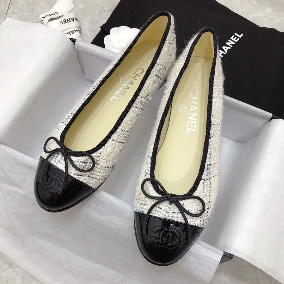 👟👟Ex-factory price 440👟👟 Chanel has been upgrading Chanel shoes ~ 2021ss top version HK overseas purchasing original cut at 1:1 Chanel Chanel Eternal Classic Bow Round Toe Ballet Shoes There are not many good quality, truly no pressure to enter and exit the counter. Regardless of the last type, leather material selection, and manufacturing process, they are all genuine craftsmanship and very sophisticated. ◾️Fabric: Mixed sheepskin imported from Italy ◾️Lining: Imported sheepskin (sweat-absorbent and soft) ◾️Sole: Italian special A-grade genuine leather sole (not ordinary thin sole in the market) ◾️Size: 35-39 [34 40 41 42 43 customization is not returnable]